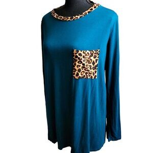 (343) Cream n Sugar Green/Teal Leopard Pocket Top Size M